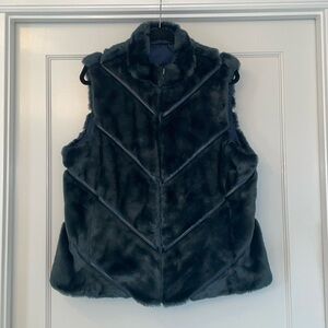 Tuckernuck Women’s Claire Navy Faux Fur Reversible Vest